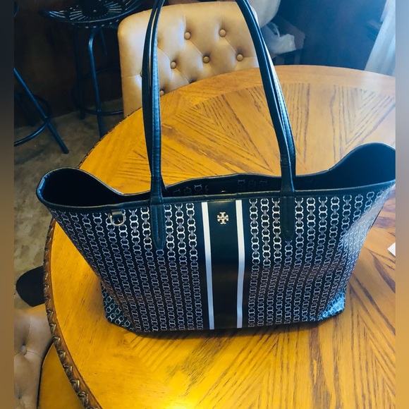 Tory Burch chain link black & white large tote bag. - Picture 4 of 5